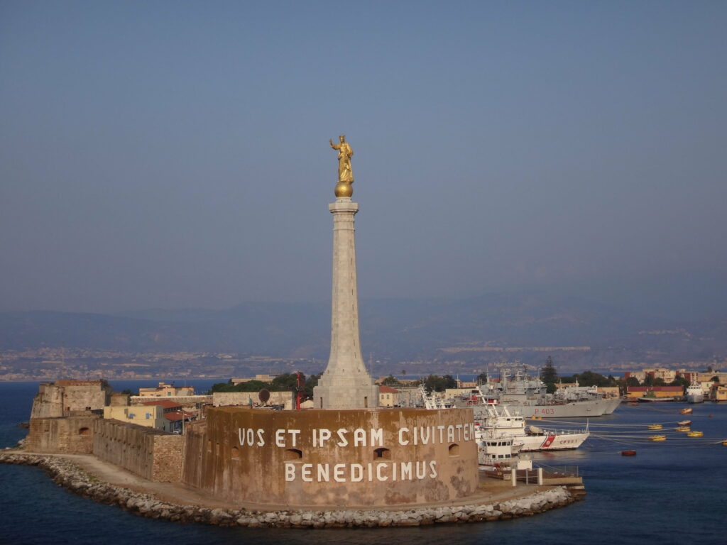 Статуя Мадонны дела Леттера (La Madonnina del Porto)